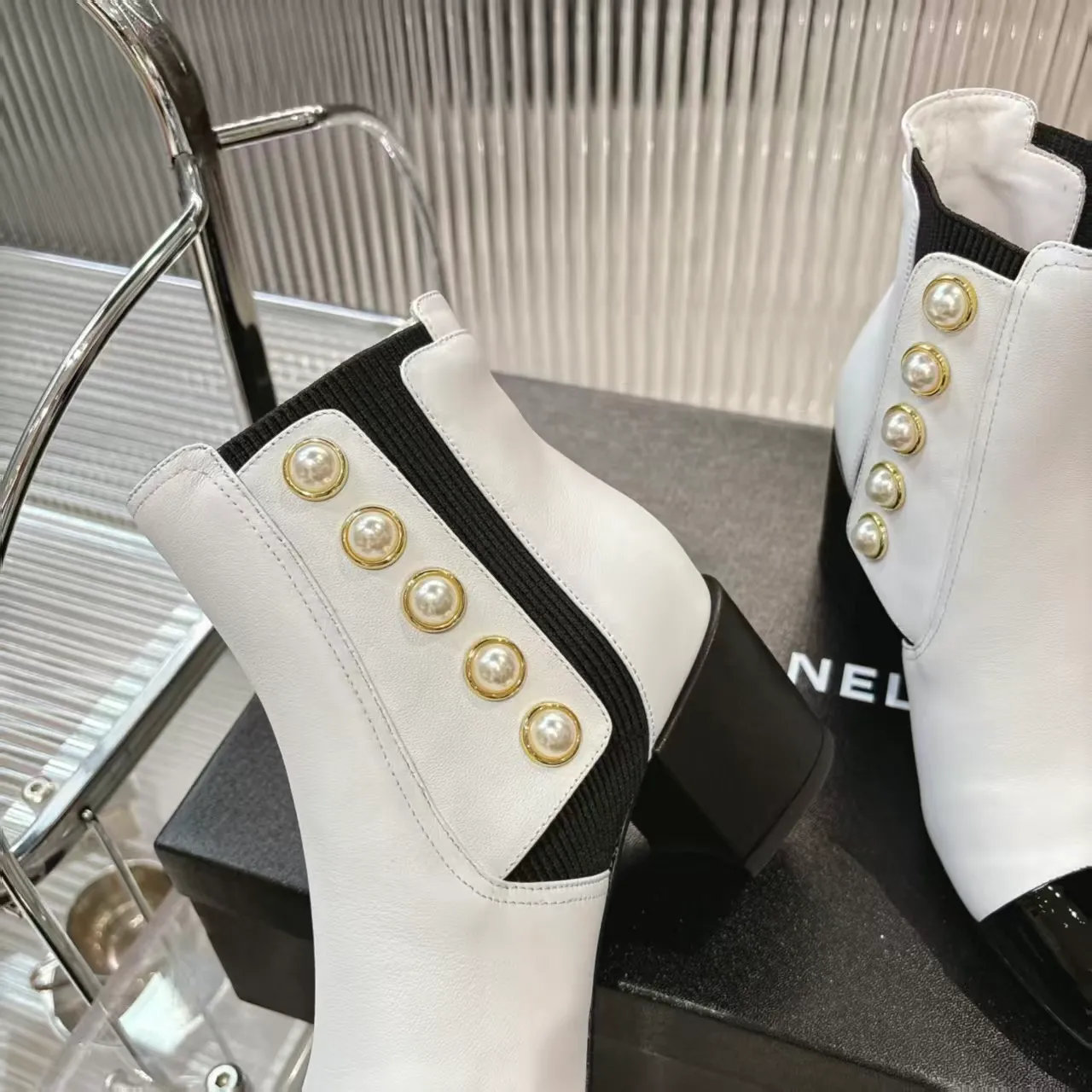 👟👟Ex-factory price 680👟👟 (top version) 𝗖𝗛𝗔𝗡𝗘𝗟𝟐5 years of Chanel𝐅𝐖Must-have for autumn and winter rhombus motorcycle boots Martin boots Xiaoxiangjia's super classic motorcycle boots sweet and cool shape can easily increase the height of the foot and elongate the legs. It is fashionable and fashionable with pearls One-to-one reproduction of the original 👟Material: First-layer cowhide ▪️Heel height: 6.5𝐜𝐦 ▪️Lining: sheepskin ▫️𝐒𝐢𝐳𝐞:𝟑𝟓-𝟒𝟏𝐌(𝟒𝟎, 𝟒𝟏 customization is not returnable) ▪️Sole: original 1:1 molded leather outsole ▫️Color: black, white, apricot (three colors included) ▪️Combined with original full set of packaging📦